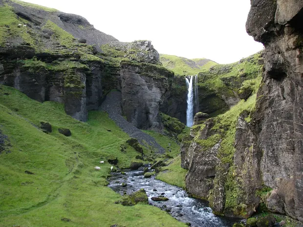 Kvernufoss, Two waterfalls on the way